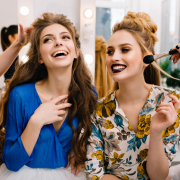 Fashion Trends - twee gelukkige meisjes die make-up krijgen