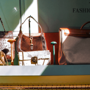 FashionTrends-Ontmoet Kim Kardashian's collectie van luxe tassen